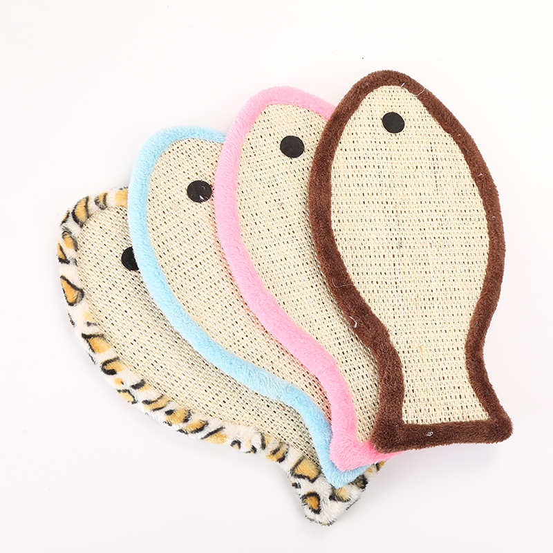 Fish Shape Sisal Hanging Cat Scratcher Board With Cat Toy